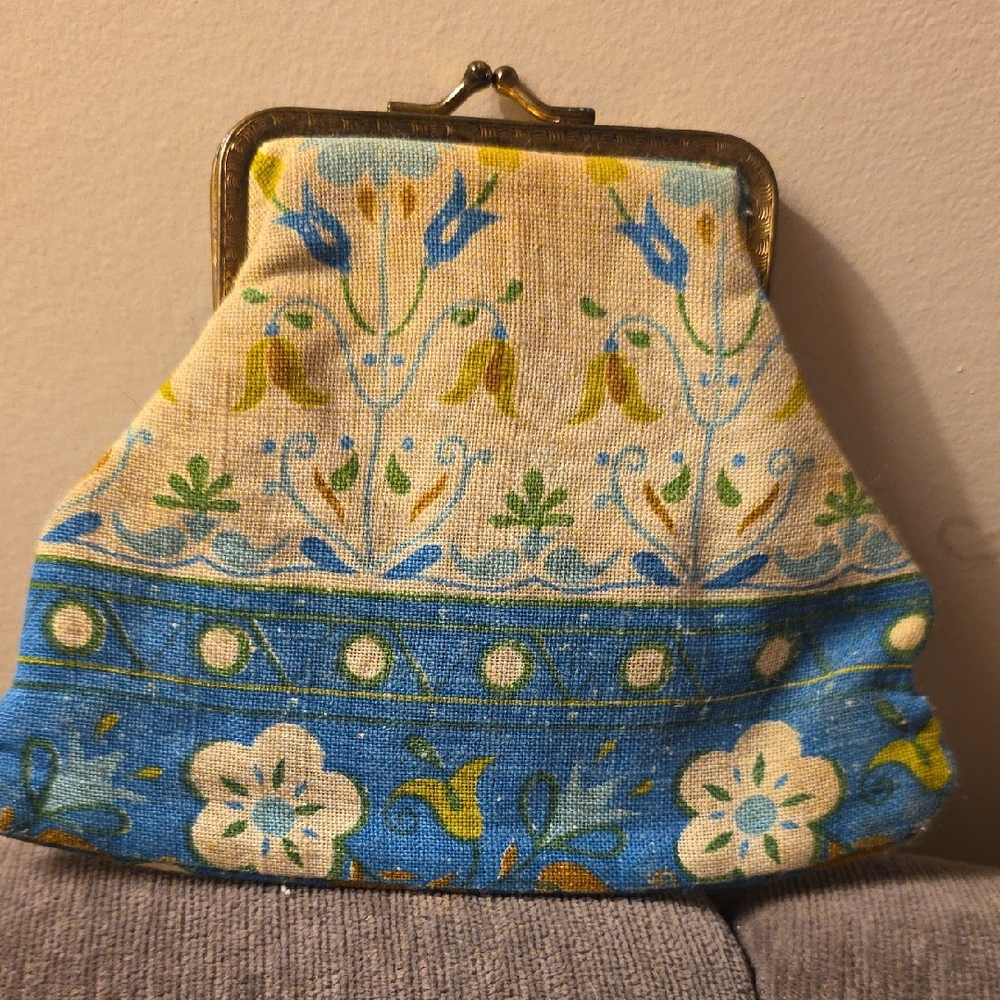 Vintage Blue Floral Linen Coin Purse with Kiss Lock Closure And Plastic Lining